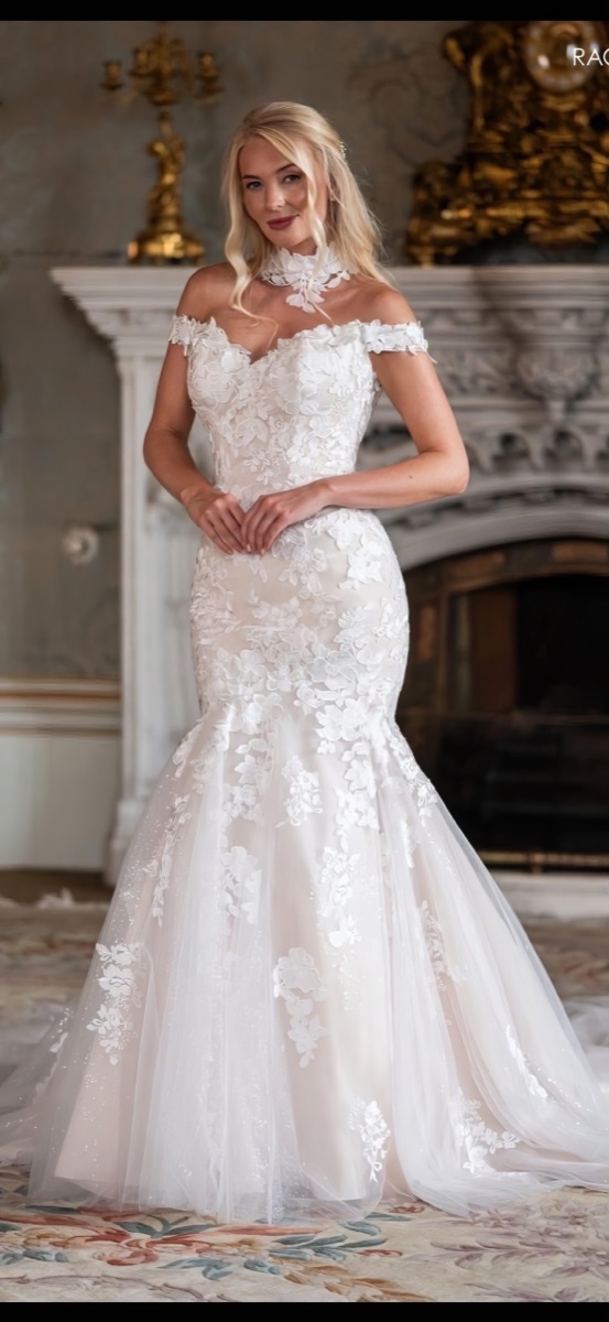 Off-shoulder floral-lace mermaid gown